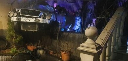 «Mercedes-Benz»-ը դուրս է եկել երթևեկելի գոտուց, բախվել տներից մեկի մետաղյա ճաղավանդակին