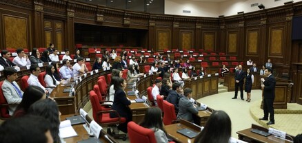 ԱԺ դահլիճին պատուհաններ են պակասում. Ալեն Սիմոնյանը հանդիպել է մարզերի աշակերտներին