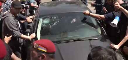 Ոստիկանները կոտրել են ճանապարհը փակած քաղաքացու մեքենայի դիմապակին