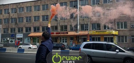 Քաղաքացին կարմիր ծխով դիմավորում է ավտոերթի մասնակիցներին