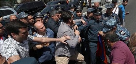 Երևանում փողոց փակելու համար բերման է ենթարկվել 18 անձ