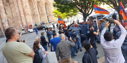 Ոստիկանները  հայհոյանքներով հարձակվեցին  «Ազատագրական շարժման» ցուցարարների վրա. ծեծկռտուք Կառավարության շենքի դիմաց