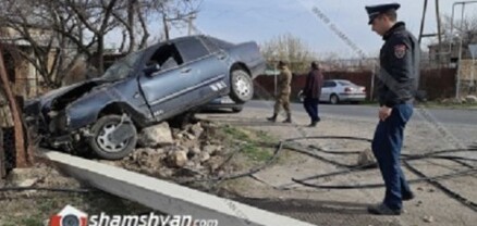 ՊՆ զինծառայողը Նոր Գեղիում Mercedes-ով տապալել է բետոնե էլեկտրասյունն ու հայտնվել քարերի վրա