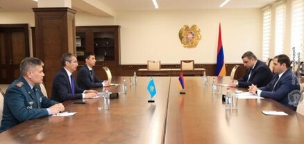Պապիկյանը Ղազախստանի դեսպանի հետ քննարկել է իրավիճակը սահմանամերձ շրջաններում