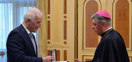 Նախագահը պետական պարգև է հանձնել Հայաստանում Սուրբ Աթոռի առաքելական նվիրակ Ժոզե Ավելինու Բետանկուրին