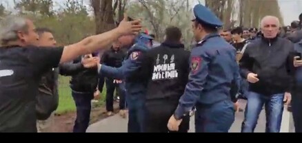 Ոստիկանները բռնի ուժով փորձում են բացել Երևան Սևան մայրուղին