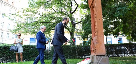 Արարատ Միրզոյանը ծաղկեպսակ է դրել հայ-չեխական բարեկամությանը նվիրված խաչքարի առջև