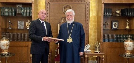 Արգենտինայի դեսպանը Արամ Ա կաթողիկոսին է հանձնել տարբեր կրոնների երևելիների հոդվածներով Diálogos Fraternos գիրքը