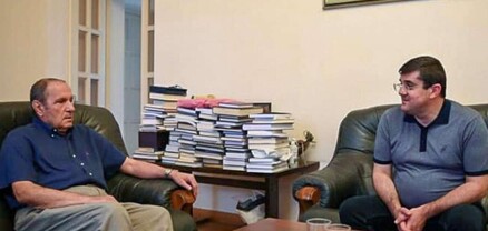 Լևոն Տեր-Պետրոսյանն իր առանձնատանը հանդիպել է ԼՂՀ նախագահ Արայիկ Հարությունյանի հետ