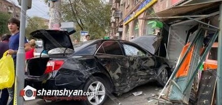 Երևանում բախվել են Mercedes-ն ու Toyota-ն, վերջինս մխրճվել է թերթի կրպակի մեջ, կոտրվել է «սվետաֆորը»