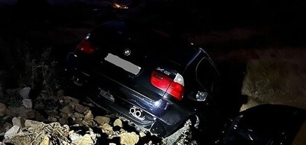 Երևան-Մեղրի ավտոճանապարհին «BMW»-ն դուրս է եկել ճանապարհի երթևեկելի հատվածից և հայտնվել ջրատարում