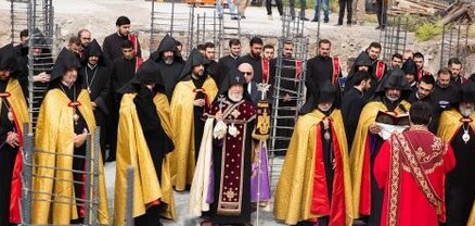 Գարեգին Բ-ն կատարել է Մայր Աթոռի «Վաչե և Թամար Մանուկյան» վարչական շենքի հիմնօրհնեքի արարողությունը