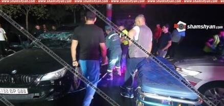 Երևանում BMW-ն բախվել է էլեկտրասյանը, վիրավորներից մեկին ավտոմեքենայից դուրս են բերել փրկարարները