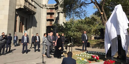 Օհան Դուրյանի արձանի բացմանը ներկա են գտնվել ՀՀ վարչապետն ու Աննա Հակոբյանը