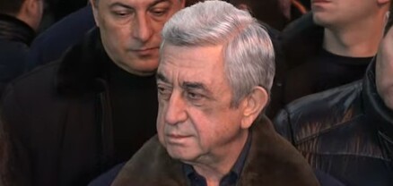 Սերժ Սարգսյանը կառավարության շենքի մոտ մասնակցում է բողոքի ակցիային