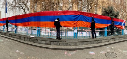 Արցախի Հանրապետության 22 մետրանոց դրոշը՝ ՄԱԿ-ի հայաստանյան գրասենյակի ցանկապատին