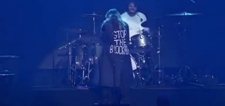 Ռոզա Լինը բեմ է բարձրացել բաճկոնով, վրան գրված՝ «Դադարեցրեք շրջափակումը»