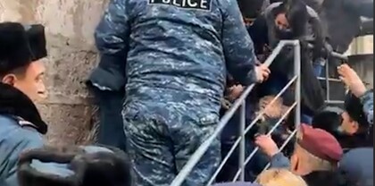 Լարված իրավիճակ՝ Ֆիրդուսում. ոստիկանները քաշքշելով աստիճաններից հեռացրին տարեց բնակչին