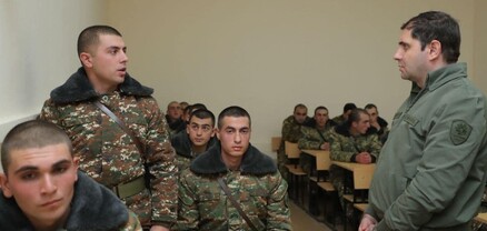 Սուրեն Պապիկյանն առանձնազրույցներ է ունեցել սպաների հետ