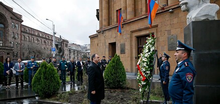 Ներքին գործերի նախարարը հարգանքի տուրք է մատուցել Արամ Մանուկյանի հիշատակին