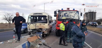 Կառավարության ավտոբուսը բախվել է ցուցանակին ու բետոնե հատվածին․ բոլոր վիրավորները կառավարության աշխատակազմից են․ shamshyan.com