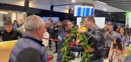 «Զվարթնոց» օդանավակայանում դիմավորել են աշխարհի կրկնակի գավաթակիր Արթուր Դավթյանին և հավաքականի մյուս անդամներին