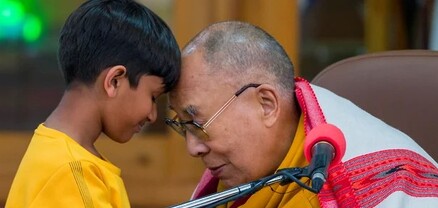 Դալայ Լաման ներողություն է խնդրել հնդիկ տղայի շուրթերը համբուրելու համար