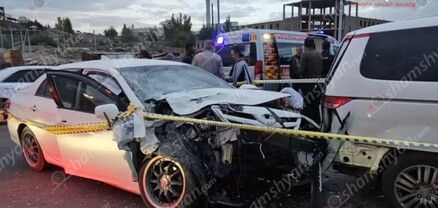Երևանում բախվել են Toyota corolla-ն և Hyundai-ն, վերջինս էլ բախվել է երկաթե ճաղավանդակին․ shamshyan.com