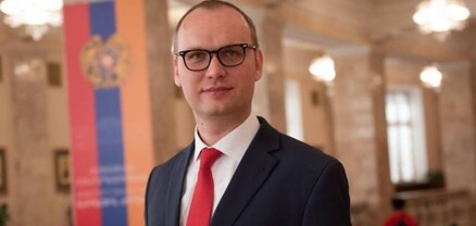 Խորհրդարանի տուրիստը․ Հրապարակ