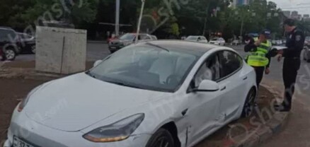 Բախվել են Tesla Model 3-ը և Hyundai Elantra-ն. Tesla-ն հայտնվել է Ռոդենի արձանի տարածքում․ shamshyan.com