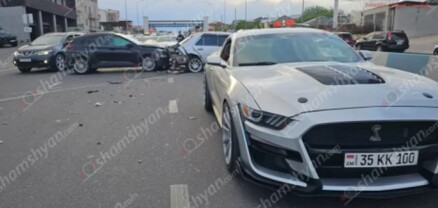 Երևանում բախվել են Mustang-ը, Mercedes-ն ու Hyundai-ն. վիրավորներից մեկը երեխա է․ shamshyan.com