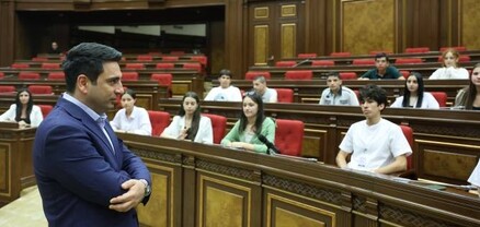 ՀՀ ԱԺ նախագահ Ալեն Սիմոնյանը հանդիպել է «Հիշատակի գնացք» մշակութային-կրթական նախագծի աշակերտներին