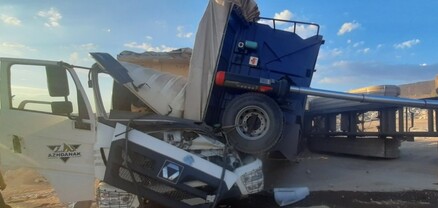 «Shacman» բեռնատարը ինքնաթափում կատարելիս կողաշրջվել է «Renault» բեռնատարի խցիկի վրա