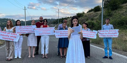Արցախի լրագրողական համայնքը դեպի Շուշի տանող ճանապարհին կազմակերպել է խաղաղ ցույց