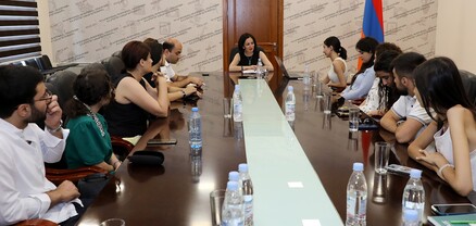 Ժաննա Անդրեասյանը հանդիպել է Հակակոռուպցիոն դպրոցի ունկնդիրների հետ