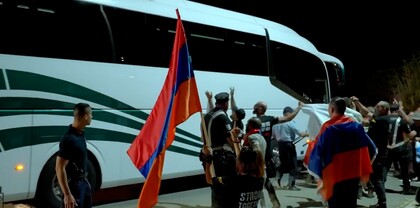 Կիպրոսում հայերը փակել են ադրբեջանական ֆուտբոլային ակումբի ավտոբուսի ճանապարհը՝ ի աջակցություն Արցախի․ տեսանյութ