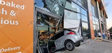 Երևանում 23-ամյա վարորդը Nissan-ով մխրճվել է «ՍԱՍ» ֆուդ կորտի մեջ՝ կոտրելով հսկայական ապակին․ Shamshyan.com