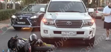 Բացառիկ տեսանյութ. Ինչպես է Երևանում 21-ամյա մոտոցիկլավարը բախվում Toyota-ներին և կողաշրջվում․ shamshyan.com