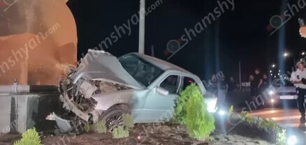Mercedes-ը բախվել է Մասիս քաղաքի խորհրդանիշ համարվող «Մասիս» տուֆե պատվանդանին՝ մասամբ վնասելով այն. shamshyan.com