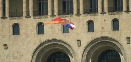 Ո՞վ էր կառավարության շենքի վրա Արցախի դրոշը ծածանում․ Փաստ