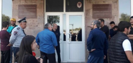 ՀՊՏՀ Գյումրիի մասնաճյուղի դռները փակել են, որ ցուցարարները ներս չմտնեն