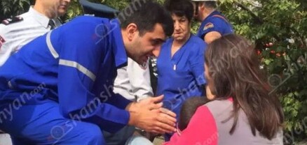 Երևանում կինը երեխան գրկին սպառնում էր կամրջից ցած նետվել․ ըստ հավաքվածների՝ նա արցախցի է