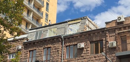 Չարենցի տուն-թանգարանի շենքի տանիքին կառուցված ձեղնահարկն ապամոնտաժվում է