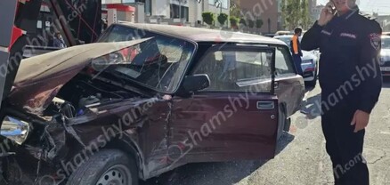 Ավտովթար՝ Երևանում. բախվել են BMW-ն ու «ՎԱԶ-2104»-ը. կա վիրավոր. shamshyan.com