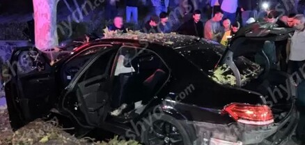 Երևանում՝ Լենինգրադյան փողոցում, Mercedes-ը բախվել է ծառին. կա 1 զոհ, 1 վիրավոր. shamshyan.com