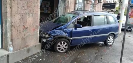 Երևանում բախվել են Infiniti-ն և Opel-ը, Opel-ն էլ հարվածել խանութի մուտքի դռանը․ կան վիրավորներ․ shamshyan.com