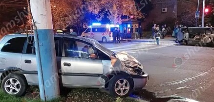 Երևանում բախվել են Opel-ն ու BMW-ն. վերջինը կողաշրջվել է, Opel-ն էլ բախվել է երկաթե էլեկտրասյանը. shamshyan.com