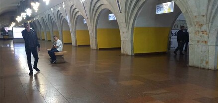 Երևանի մետրոպոլիտենում կայարաններից մեկի պատերը վառ դեղին են ներկել