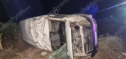 Արարատի մարզում Ford Transit-ը կոտրել է ճանապարհի երթևեկությունը կարգավորող ցուցանակն ու հայտնվել խաղողի այգում. կան վիրավորներ. shamshyan.com