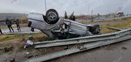 Աշտարակի կամրջի մոտ Mercedes-ը բախվել է երկաթե արգելապատնեշներին ու գլխիվայր շրջվել. shamshyan.com